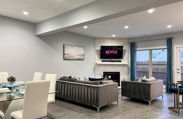 Moderno Townhome de 3 hab & 2.5 banos con garage privado en comunidad cerrada.