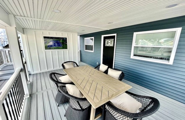 Modern 3BR, 2BA, w/ Outdoor TV