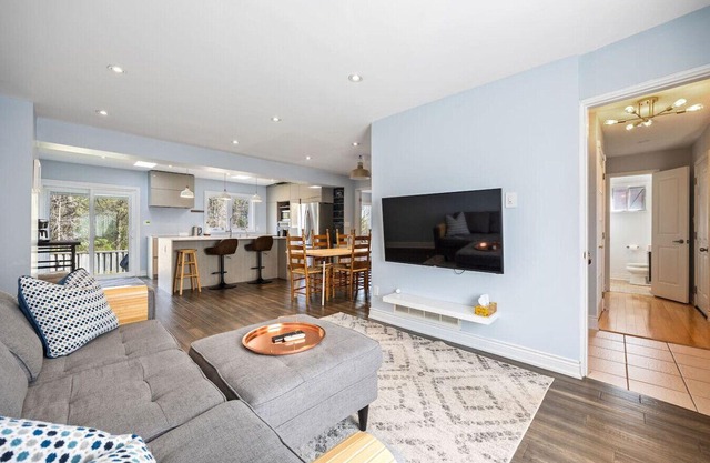 Modern 4BR w/ Parking – 10 Min to YYZ Airport