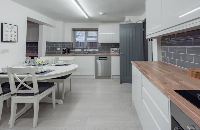 Modern 5 Bed House