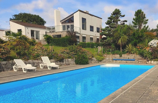 Moderno Dormitorio Casa 5, gran piscina privada, jardín privado y vistas al mar