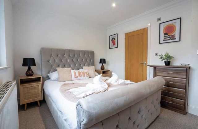 Modern 5BR Home 5mins to HS2, JLR, NEC Birmingham - Smart TV, Wifi, Free Parking