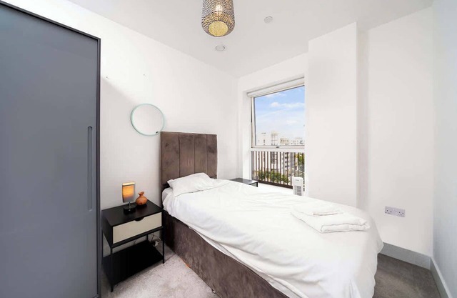 Modern Amenities - Easy Access to O2
