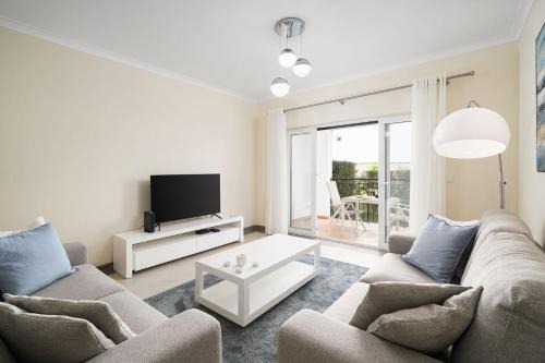 Modern and Spacious Holiday Apartment, Cabanas