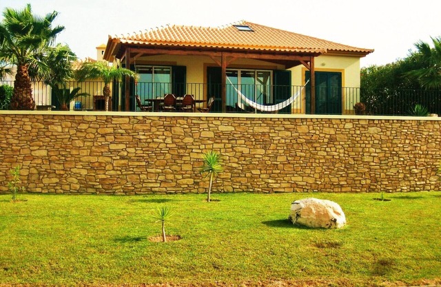 Casa moderna y soleada playa con porche, barbacoa y vistas panorámicas al mar