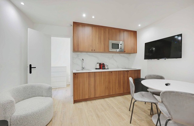 Apartamento moderno con terraza.