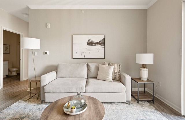 Modern Apartment in Prime Location (ID2693X56)