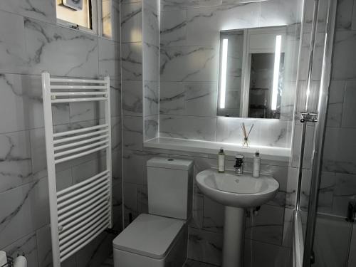 Modern Apartment near Excel London- sleeps 4!