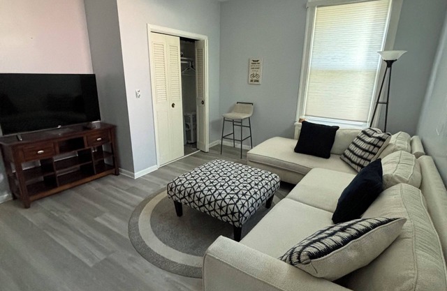 Modern apartment w/ fitness room, AC, WiFi. close to stadiums and downtown