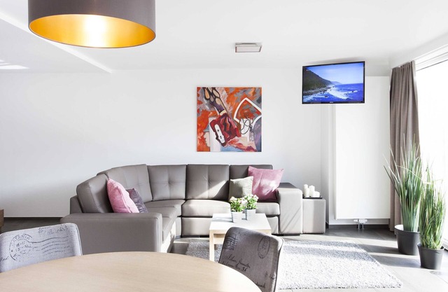 Apartamento moderno con comodidades de lujo.