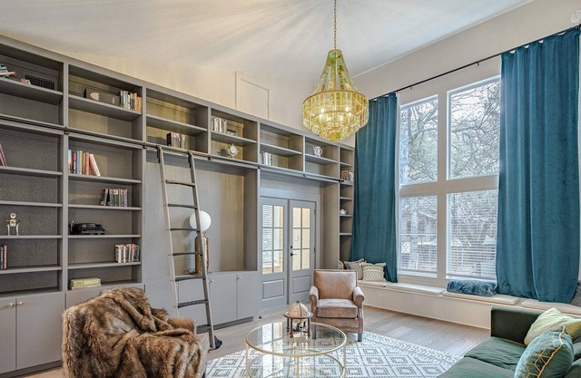 Renovated Town Lake Apartment *Walk to Zilker*