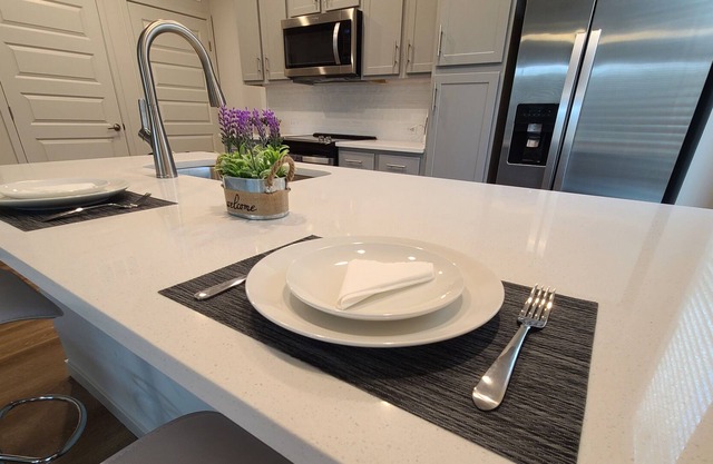 Modern Apt!! Near Montverde Academy! w/POOL & GYM!!
