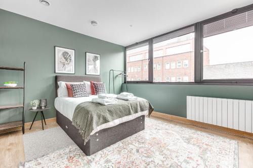 Modern Apt, town centre, 4 guests, pkg, wifi by Tent serviced apartments