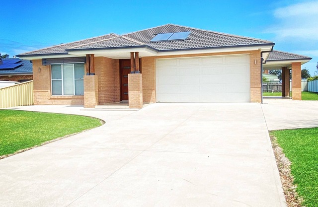 Modern Beach House Retreat - 3 min walk to beach!