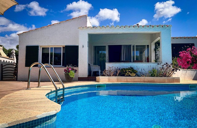 Modern Beach Style Villa, Close To Beach, Restos & Shops, Big Pool, Renovated.