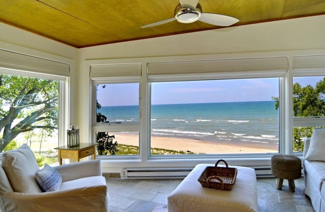 Casa moderna frente al mar: impresionantes vistas del lago y la playa