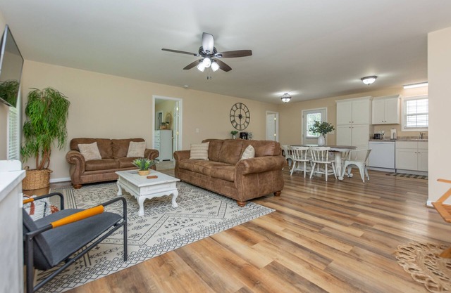 Modern build w/ grill and front porch | 12 mi. to HPU | Pack n' Play