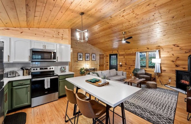 Modern Cabin w/ Trail to Waterfall/Cave/Cliff (TF)