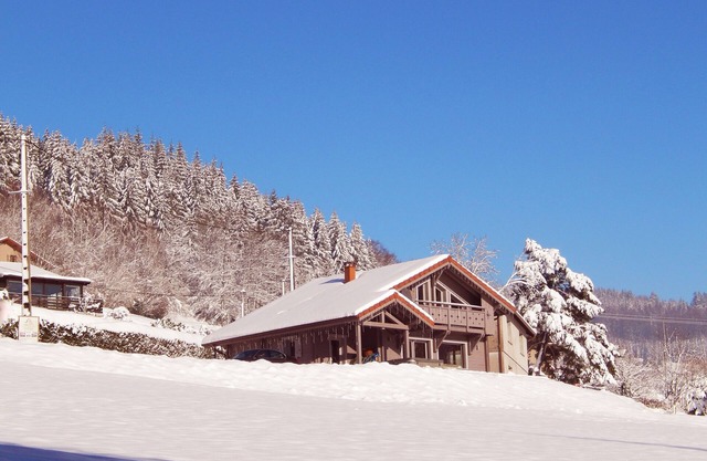 CHALET MODERNO EXPUESTO COMPLETO AL SUR CON VISTAS AL VALLE, JACUZZI EXT, BALNEO + WIFI