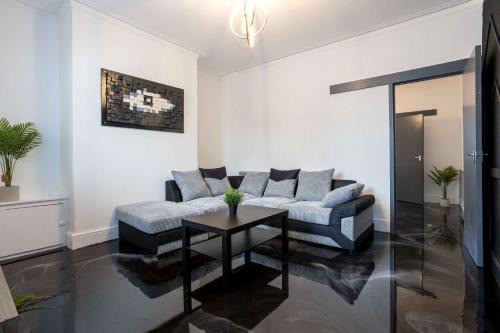Modern & Convenient 2 Bedroom House in St Helens