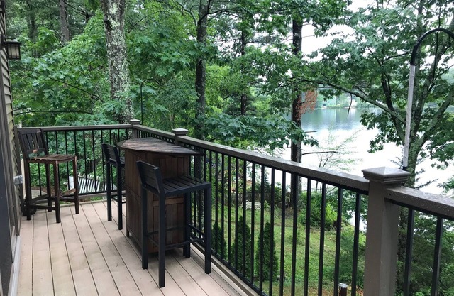 Casa de campo moderna en el pequeño lago pacífico en el sur de New Hampshire.