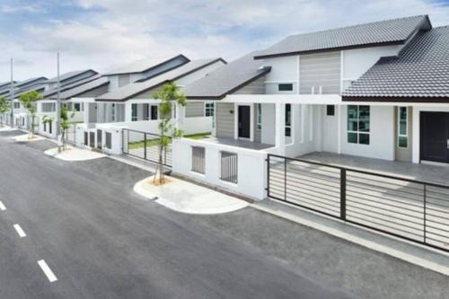 Modern COZY SINGLE STOREY HOUSE ` ALMA JUSCO BM