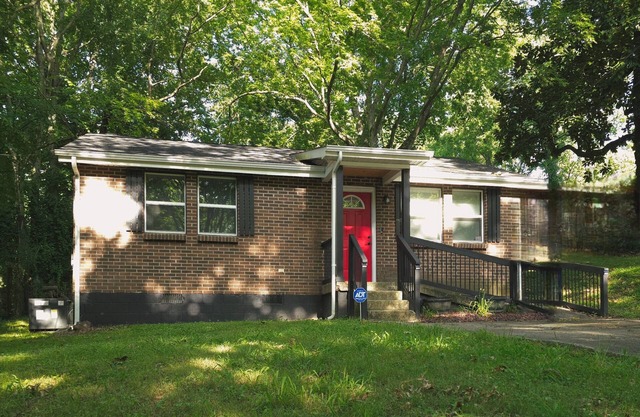 Modern design and cozy charm 2-bedroom, 1 bath, in Downtown Clarksville.