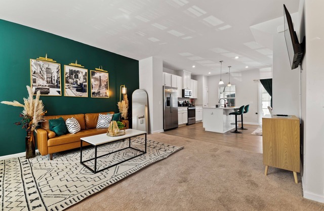 Modern Townhome near Spartanburg Downtown with PRIVATE BACKYARD