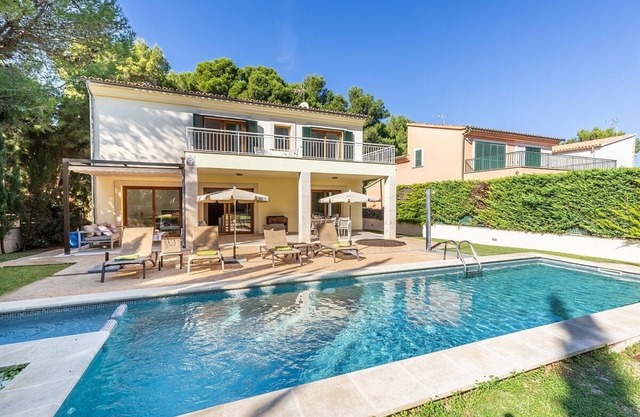 Villa familiar moderna, aire acondicionado, piscina privada, a 5 minutos a pie de dos hermosas playas en Mal Pas, Alcudia.