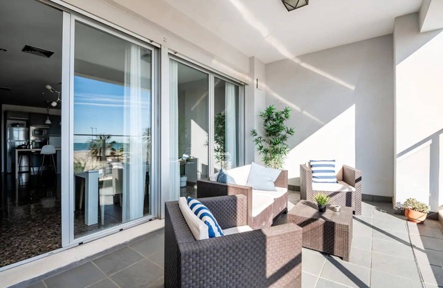 Moderno apartamento con vistas al mar.