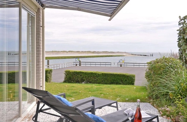 Modern furnished detached bungalow, located on the marina