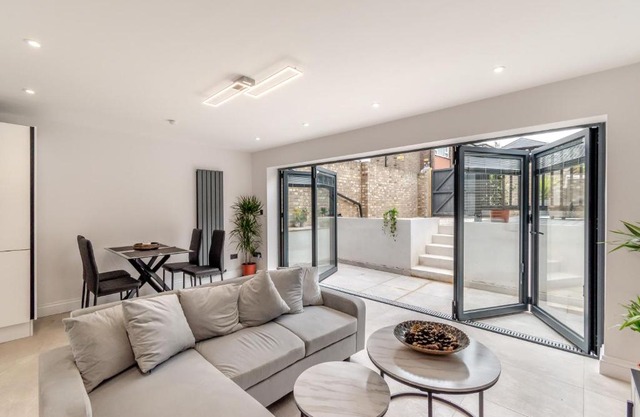 Modern Garden Flat with Private Parking