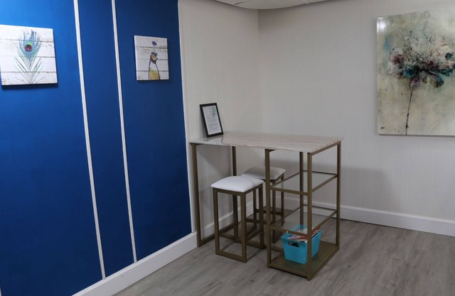Suite de invitados moderna con cocina completa y patio privado