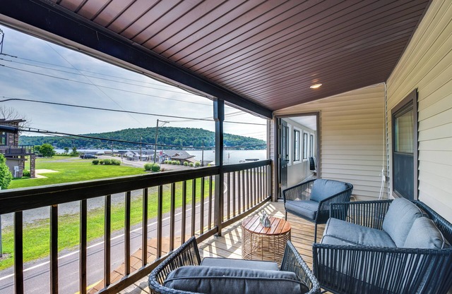 Modern Harveys Lake Apartment w/ Beach Access!