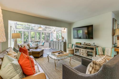 Modern Hilton Head Retreat Walk to Beach and Golf!