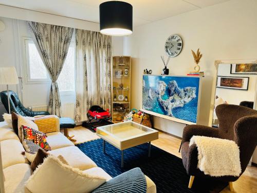 Modern Home in Peaceful Area with Private Lawn, BBQ & Free Parking