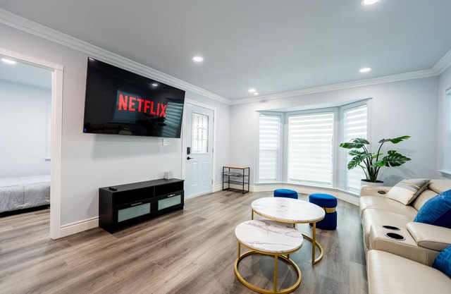 Modern Home in SGV - Fast Wifi, Sleeps 7, 15 Min from DTLA/Pasadena!