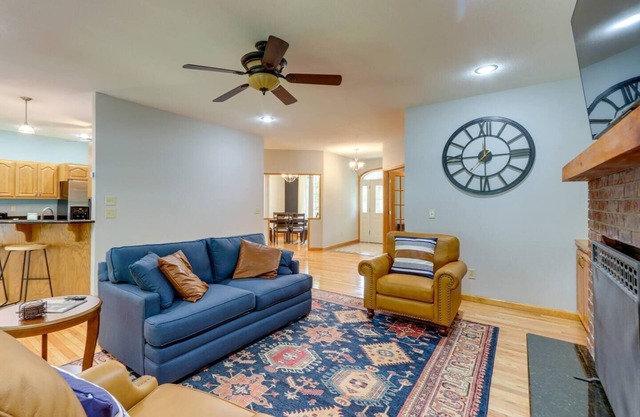 Modern Home in the Heart of Murphy, Hi-Tech Massage Chair, Jetted Tub, KING Bd!