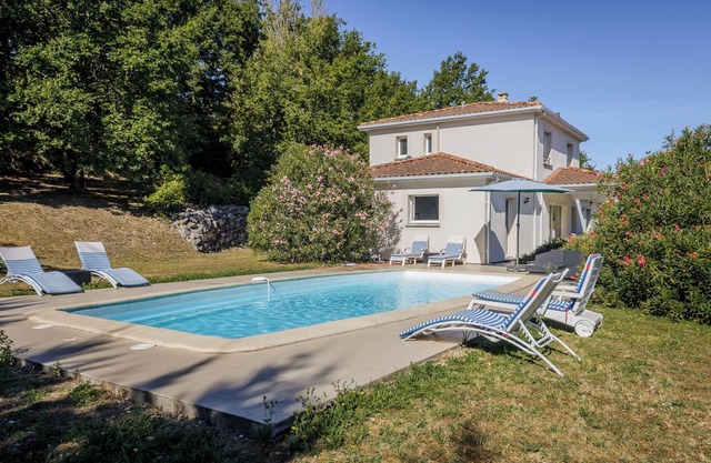 Casa de vacaciones moderna y lujosa en el sur de Francia con su propia piscina privada.