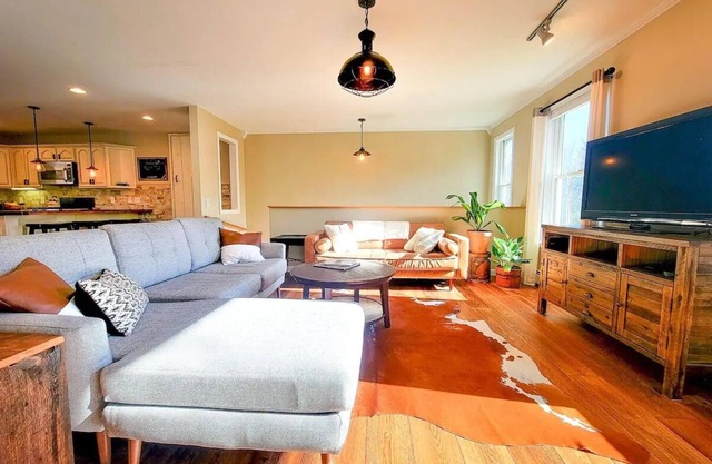 Modern home, minutes to Waterbury, Stowe, and Sugarbush