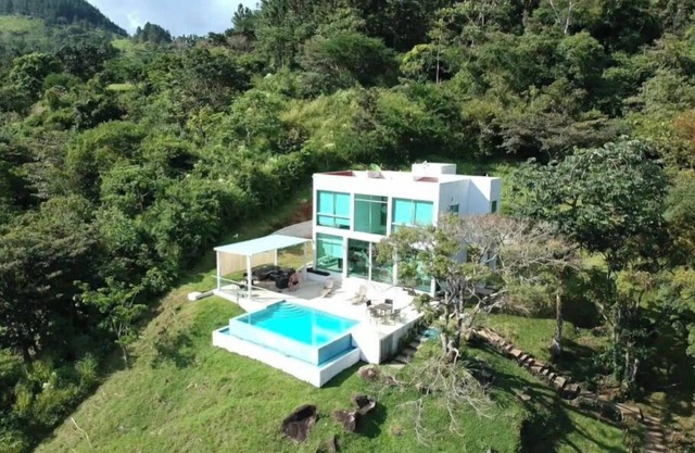 Casa Moderna con Piscina Climatizada en Altos del María, Panamá