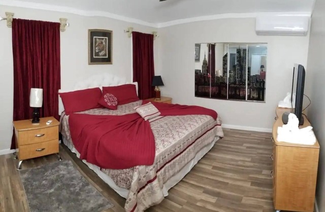 Modern King Studio Apt w/ Private Entrance