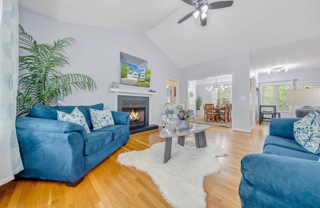 Modern Lake Access Retreat. Hot Tub & Pet Friendly!