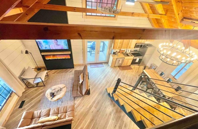 Modern lake side nest HOTUB Fenced YARD king beds