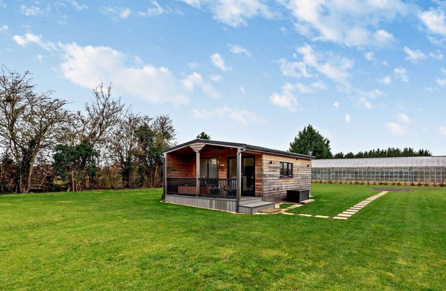 Modern lodge with hot tub - Cotswold Lodge