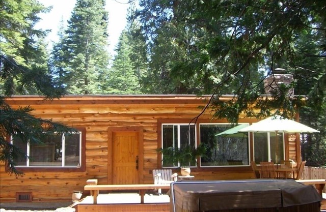 Cabaña de madera de lujo con Nueva Bañera de hidromasaje y una ubicación estupenda!