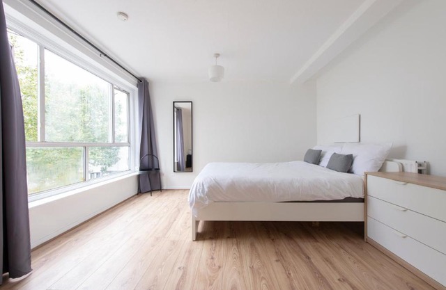 Modern Luxury Apartment by Mile End