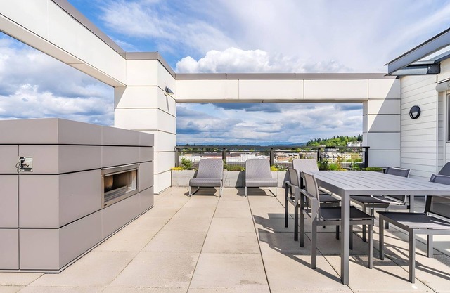 2BR Mercer Island | Gym, Rooftop