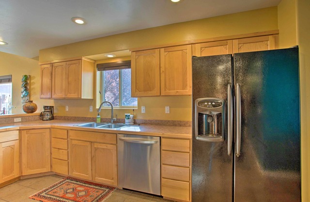 Modern Moab Townhome With Shared Pool & Hot Tub!