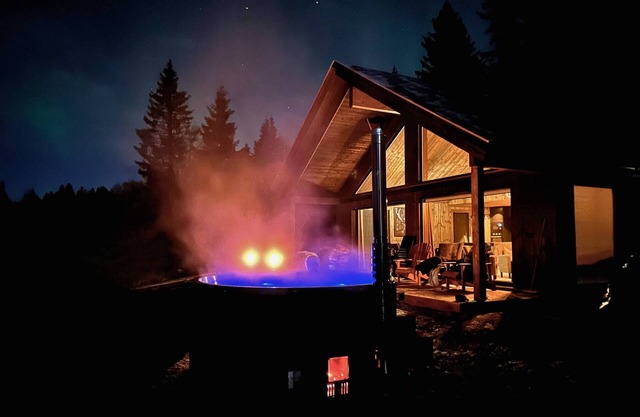 Cabaña de montaña moderna con jacuzzi al aire libre y 8 camas